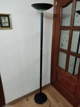 Lámpara de pie de metal negra
