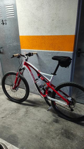 Bicicleta Specialized doble suspensión.