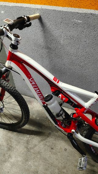 Bicicleta Specialized doble suspensión.