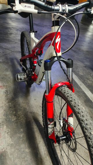 Bicicleta Specialized doble suspensión.