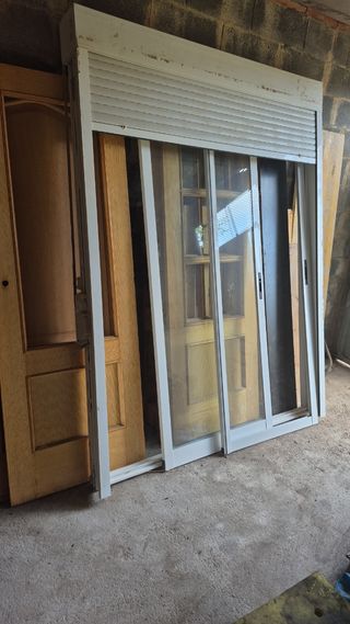 Ventana corredera con persiana