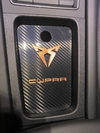 Tapa efecto fibra carbono CUPRA