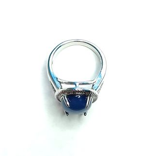 Anillo con piedra azul.