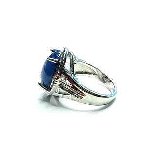 Anillo con piedra azul.