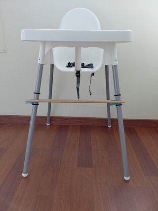Trona Ikea blanca con reposapies 