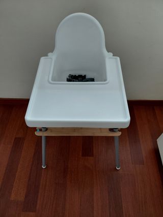 Trona Ikea blanca con reposapies 
