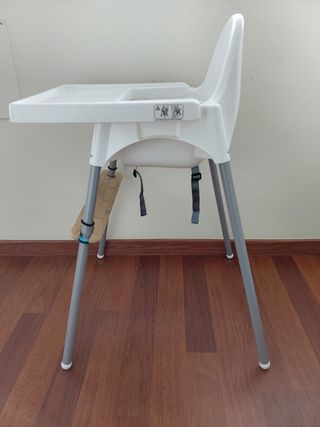 Trona Ikea blanca con reposapies 
