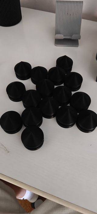 Pies hechos a medida para altavoces de cada marca