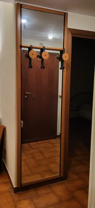 Specchiera ingresso con appendiabiti - legno