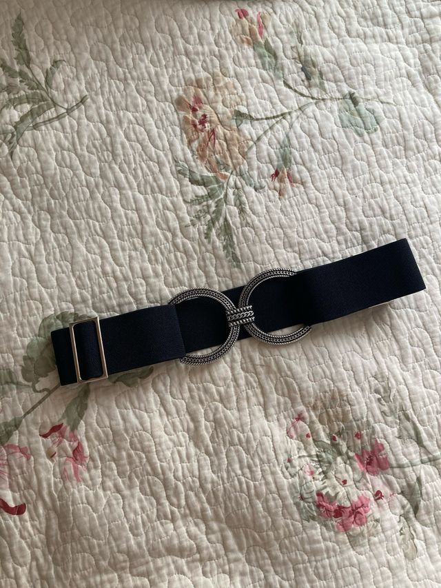 Cinturón elástico negro con hebilla doble