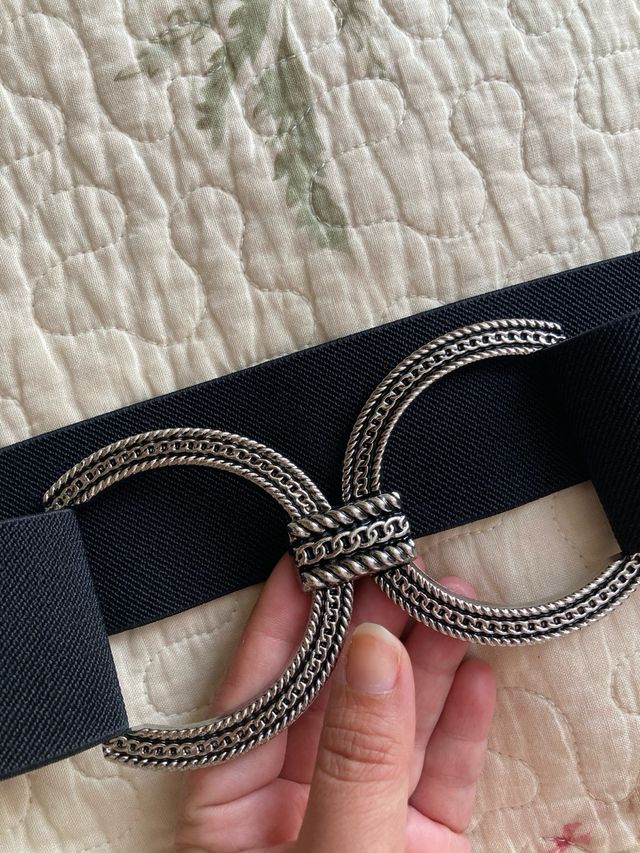 Cinturón elástico negro con hebilla doble