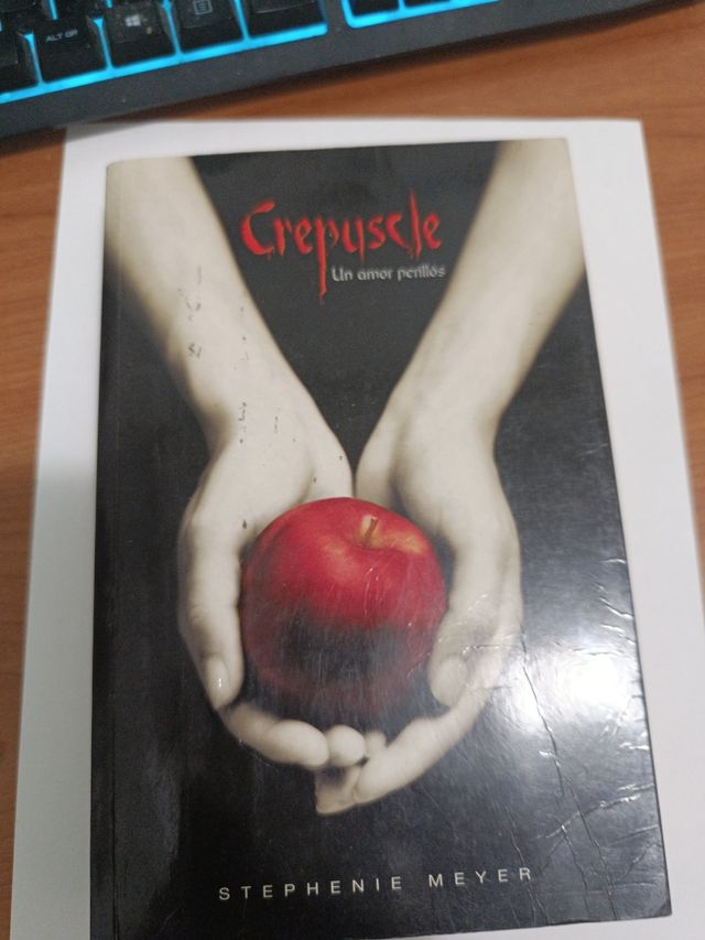 CREPUSCLE UN AMOR PERILLOS (Catalan Edition)