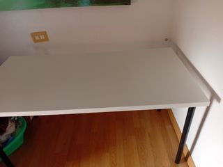 Mesa escritorio blanca y negra