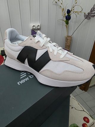 Zapatillas New Balance U327 blancas y negras