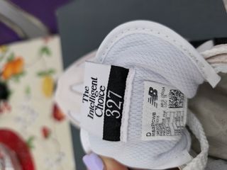 Zapatillas New Balance U327 blancas y negras