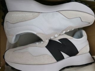 Zapatillas New Balance U327 blancas y negras
