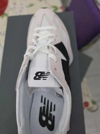 Zapatillas New Balance U327 blancas y negras