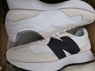 Zapatillas New Balance U327 blancas y negras