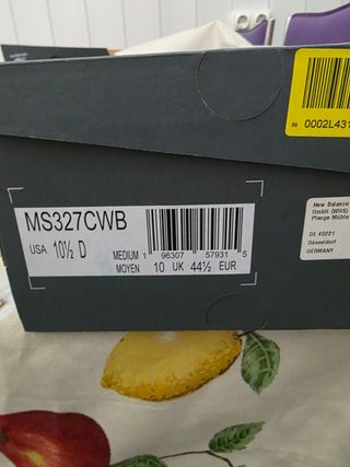 Zapatillas New Balance U327 blancas y negras