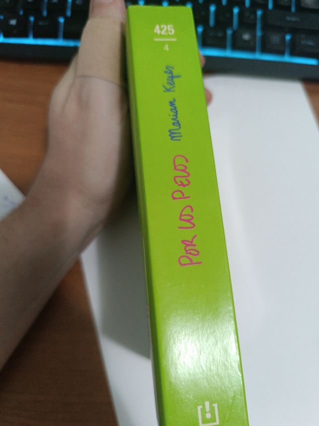 Por Los Pelos (Spanish Edition)