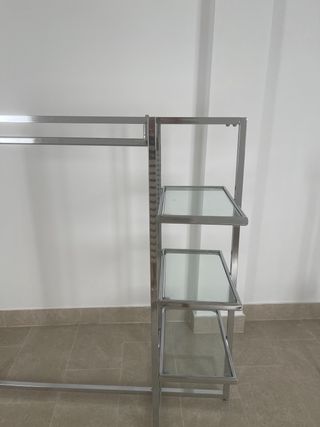 Perchero metálico con estantes