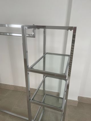 Perchero metálico con estantes