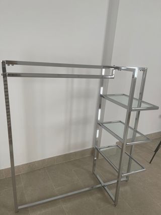Perchero metálico con estantes