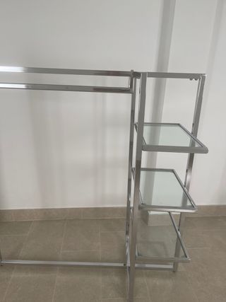 Perchero metálico con estantes