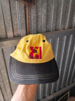 Gorra JB amarilla y negra