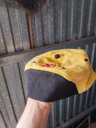 Gorra JB amarilla y negra
