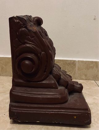 Sujetalibros de madera marrón