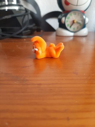 Figura de huevo kinder sorpresa conejo terciopelo