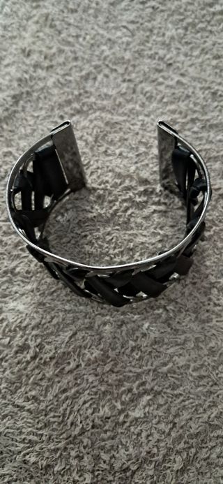 Pulsera negra y plata trenzada
