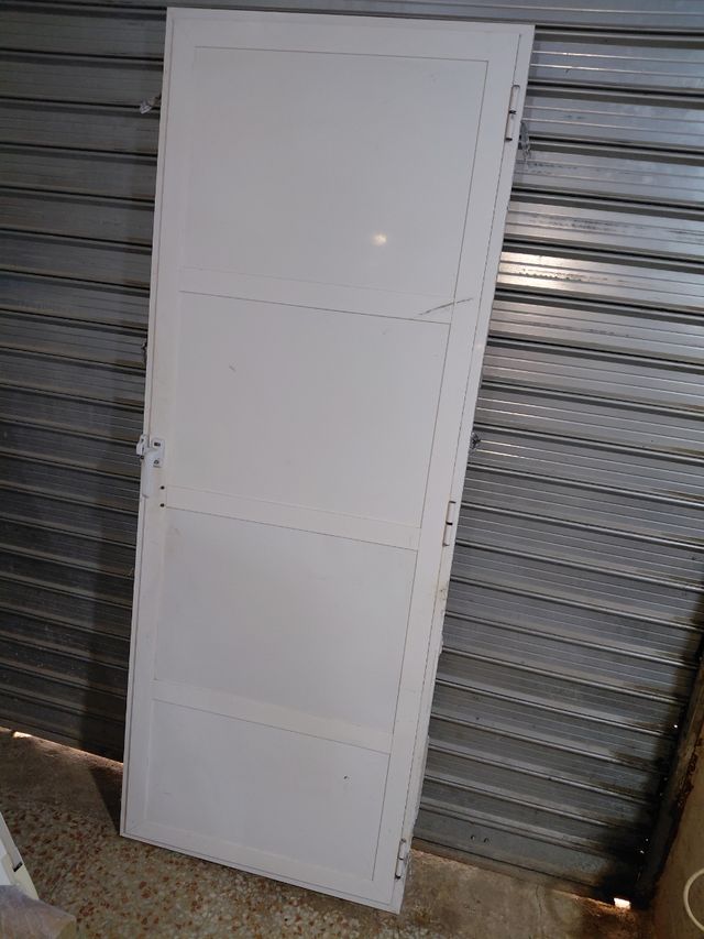 Puerta aluminio blanca - Exterior