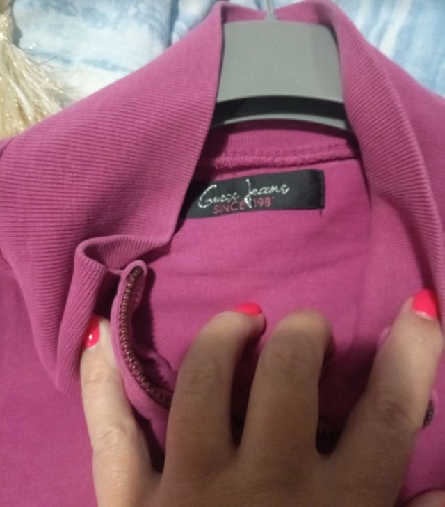 Felpa Guess fucsia con borchie