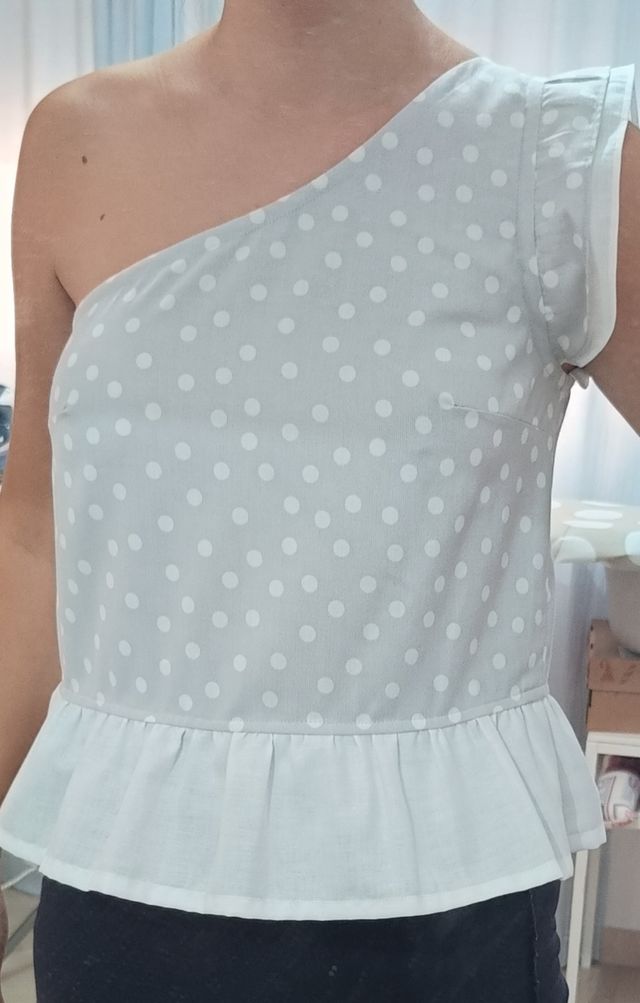 Top gris con lunares blancos.