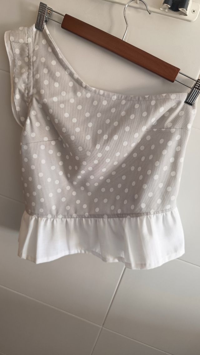 Top gris con lunares blancos.