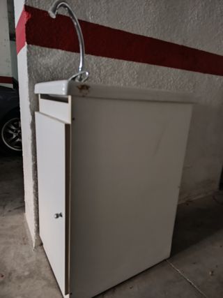 Pila lavadero blanca con mueble y grifo