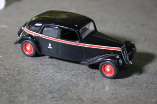 Coppia di auto Citroen d'epoca in metallo
