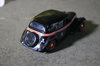 Coppia di auto Citroen d'epoca in metallo