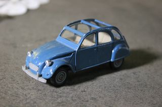 Coppia di auto Citroen d'epoca in metallo