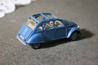 Coppia di auto Citroen d'epoca in metallo