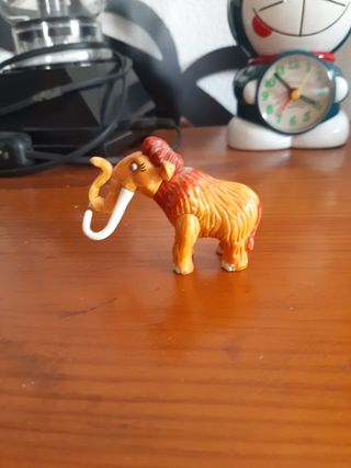 Figura de huevo kinder joy de ice age 2 Ellie