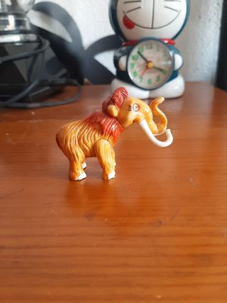 Figura de huevo kinder joy de ice age 2 Ellie