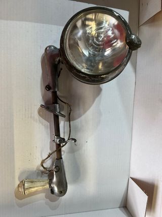 Faro auxiliar de coche antiguo