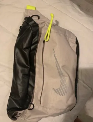 Bandolera Nike gris claro-negra