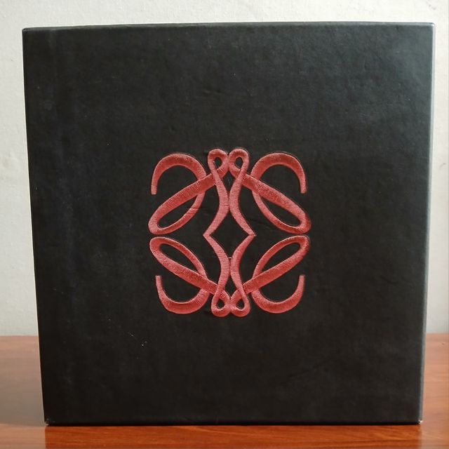 Caja grande Loewe vintage para bolso. Medidas: 29x