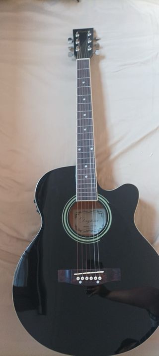Guitarra electroacústica negra
