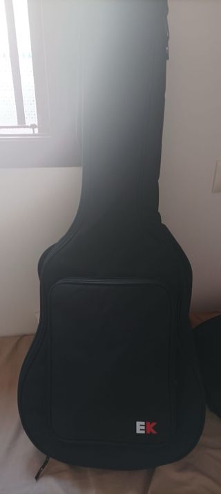 Guitarra electroacústica negra