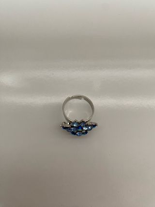 Anillo azul con circonitas
